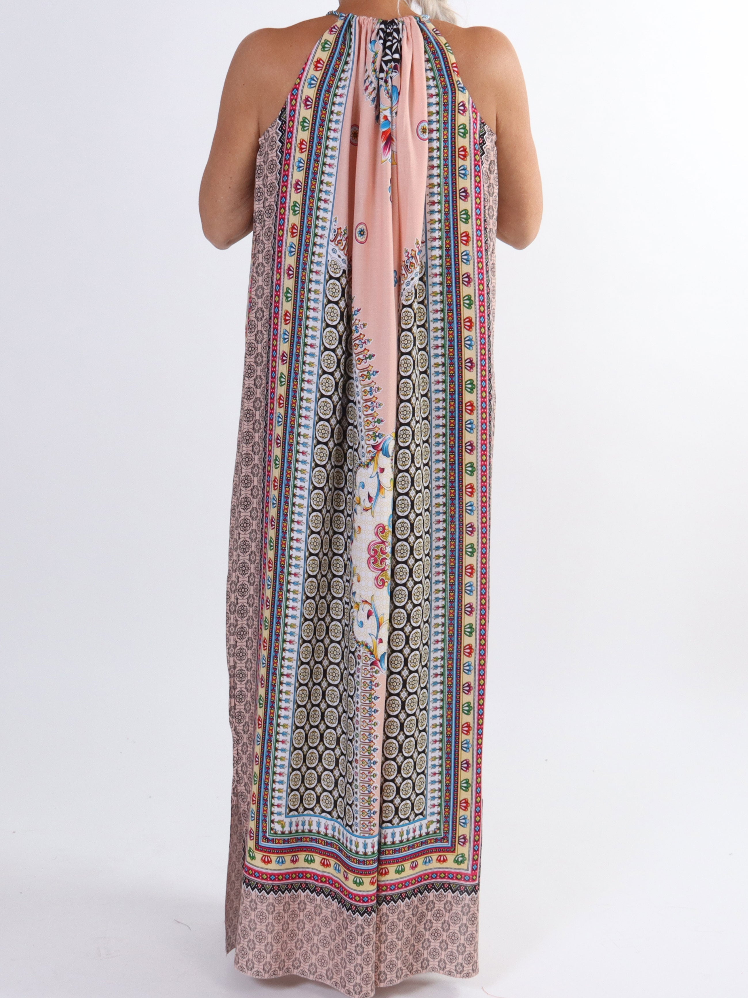 Elina - Lång färgad plus size-klänning med vridna axelband